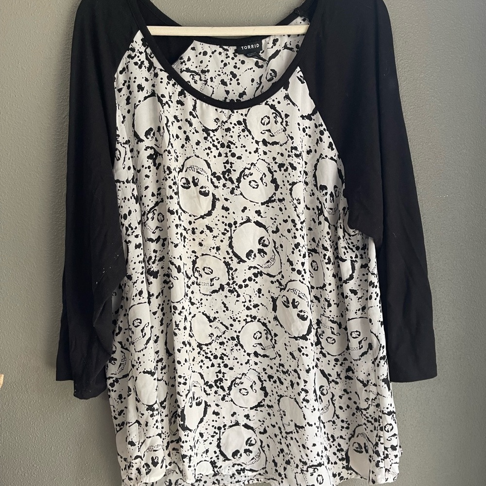 Torrid Black and White Skull 3/4 Long Sleeve Tee